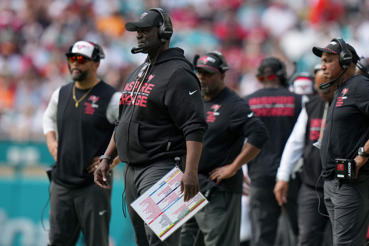 Tampa Bay Buccaneers의 감독 Todd Bowles가 Miami Dolphins와의 축구 경기 전반전을 지켜보고 있습니다.