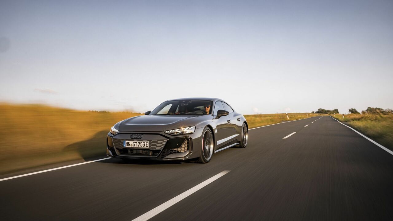 アウディ RS e-tron GT のダイナミックなフロント 3/4 ショット。