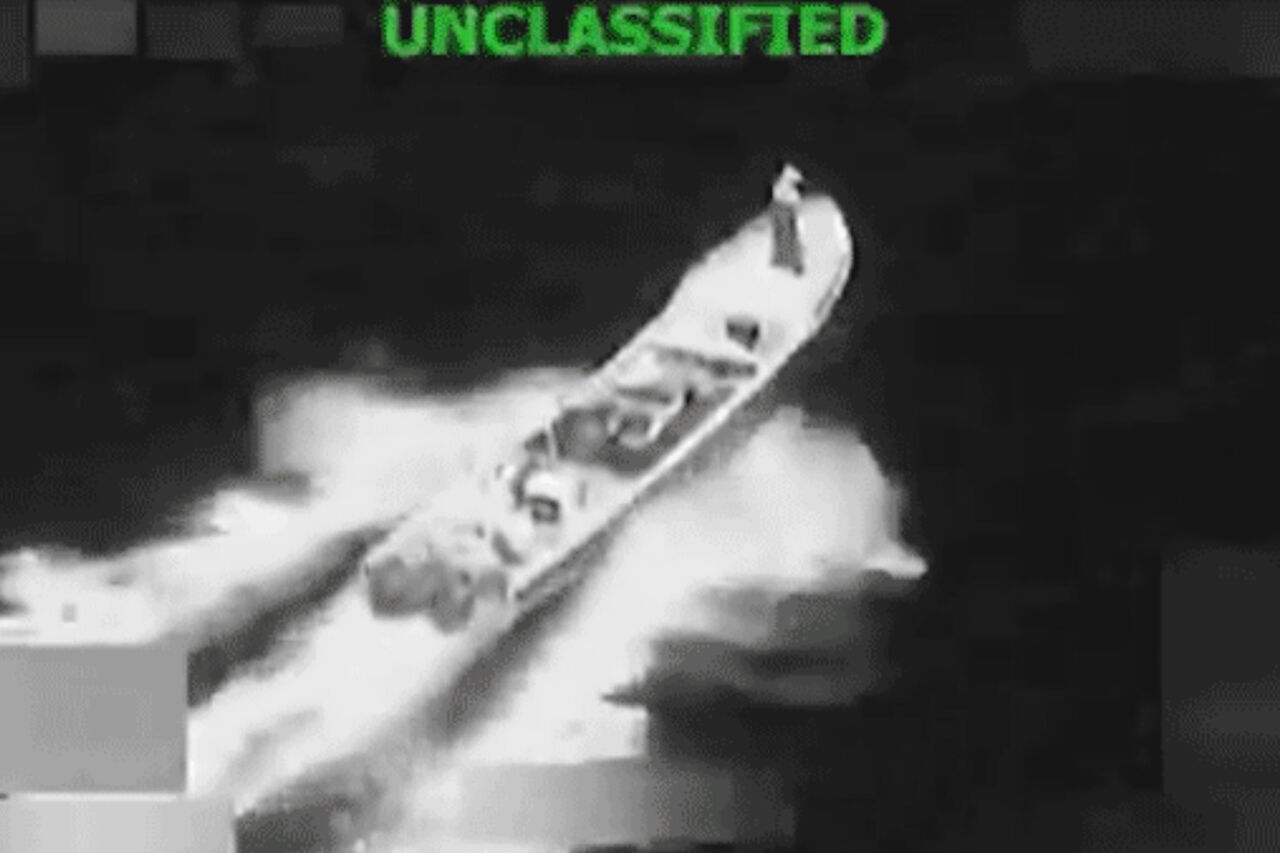 USSOUTHCOM 정보부는 해당 선박이 동태평양의 알려진 마약 밀매 경로를 따라 이동 중이며 밀매 작전에 참여하고 있음을 확인했습니다. 