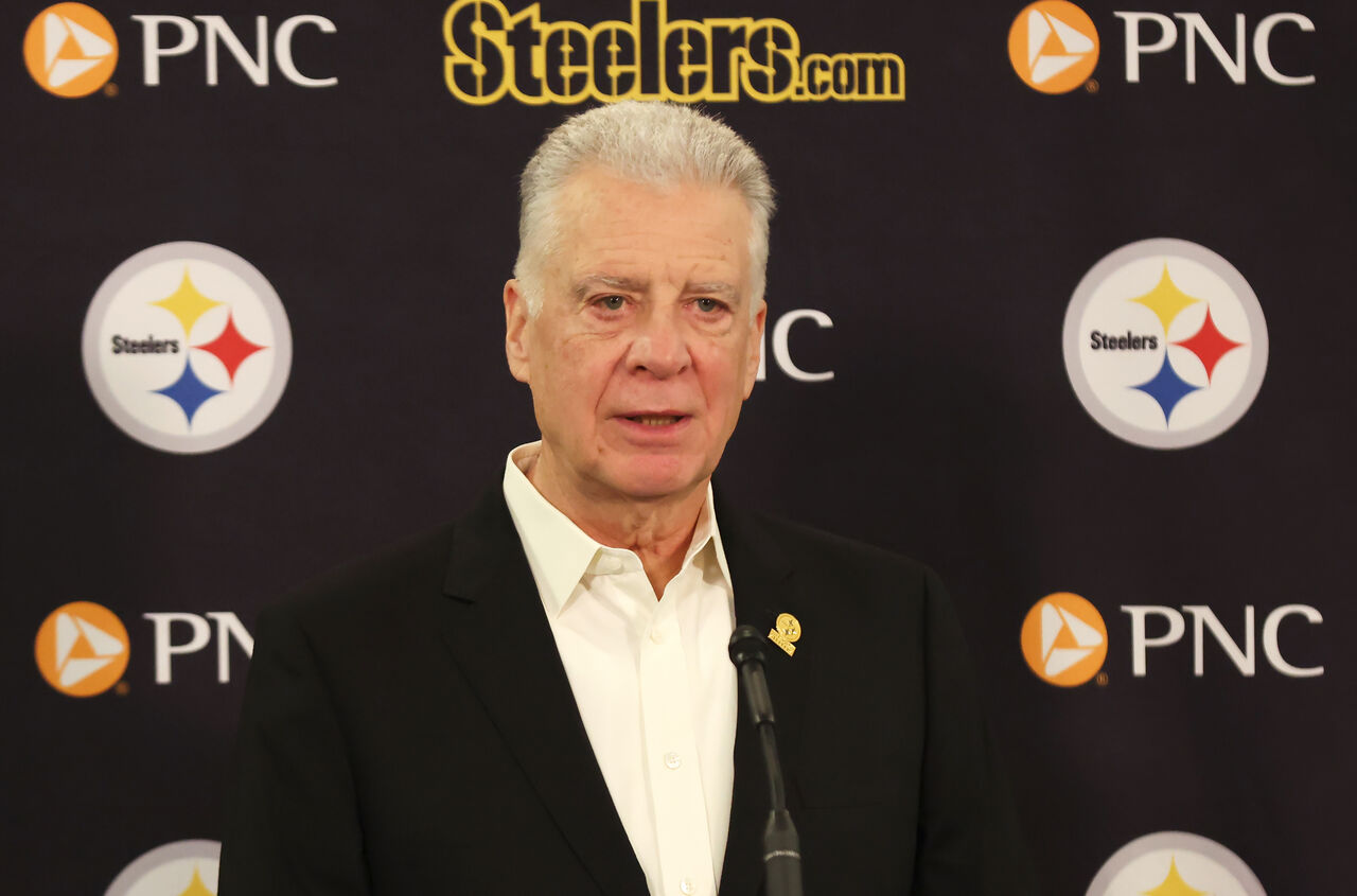 Art Rooney II가 Acrisure Stadium에서 열린 기자회견에서 연설하고 있습니다.