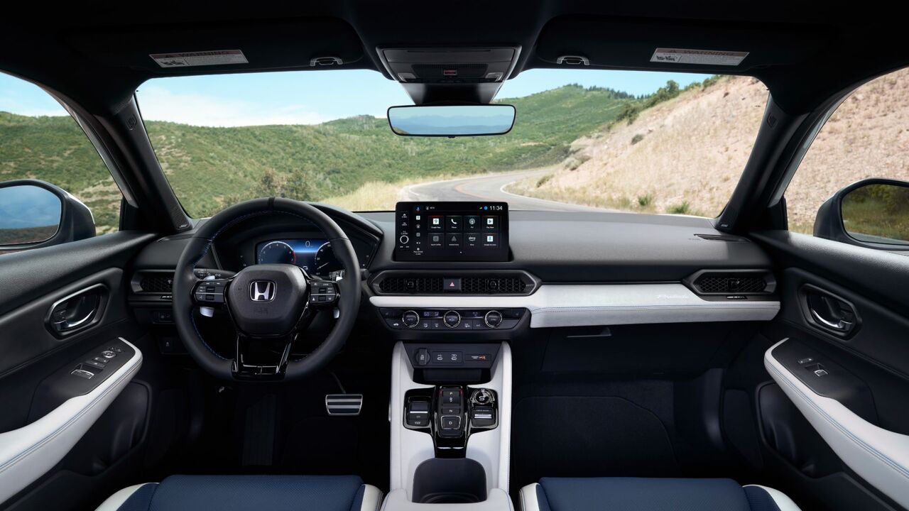 2026 ホンダ プレリュード ハイブリッドのキャビン内のダッシュボードのショット。