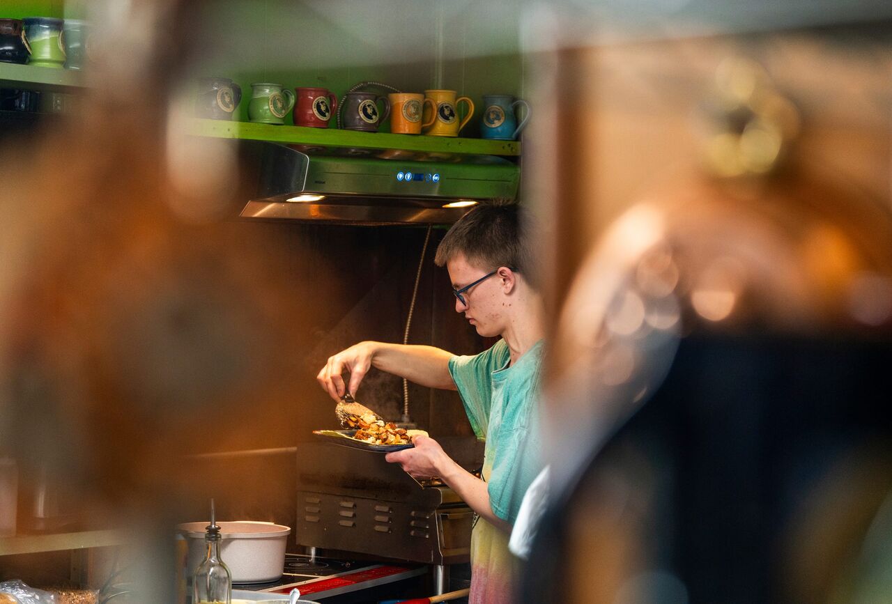 레스토랑에서 일하는 라슨