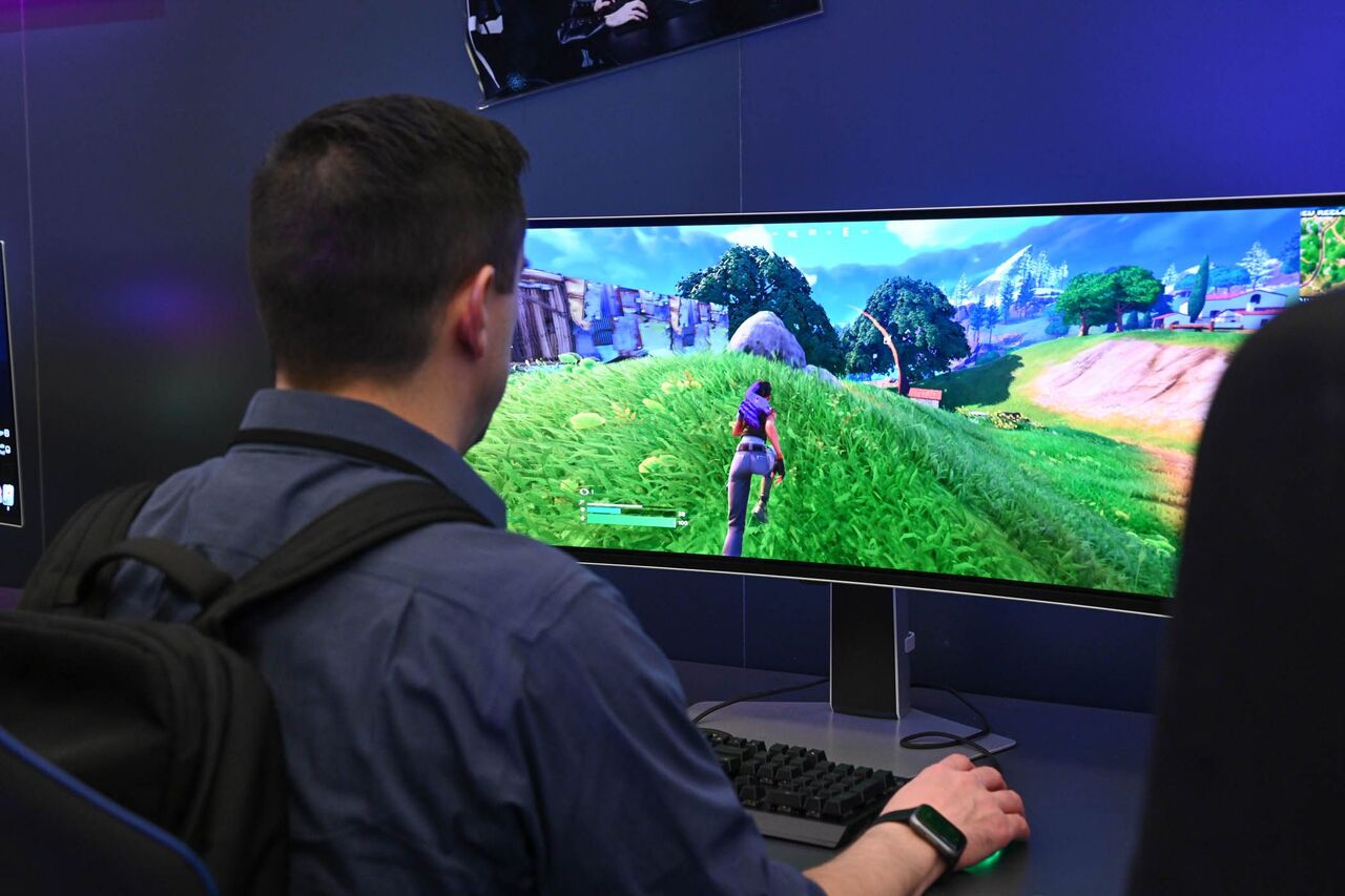 CES 2024 で Samsung Odyssey OLED G9 曲面モニターでフォートナイトをプレイする人