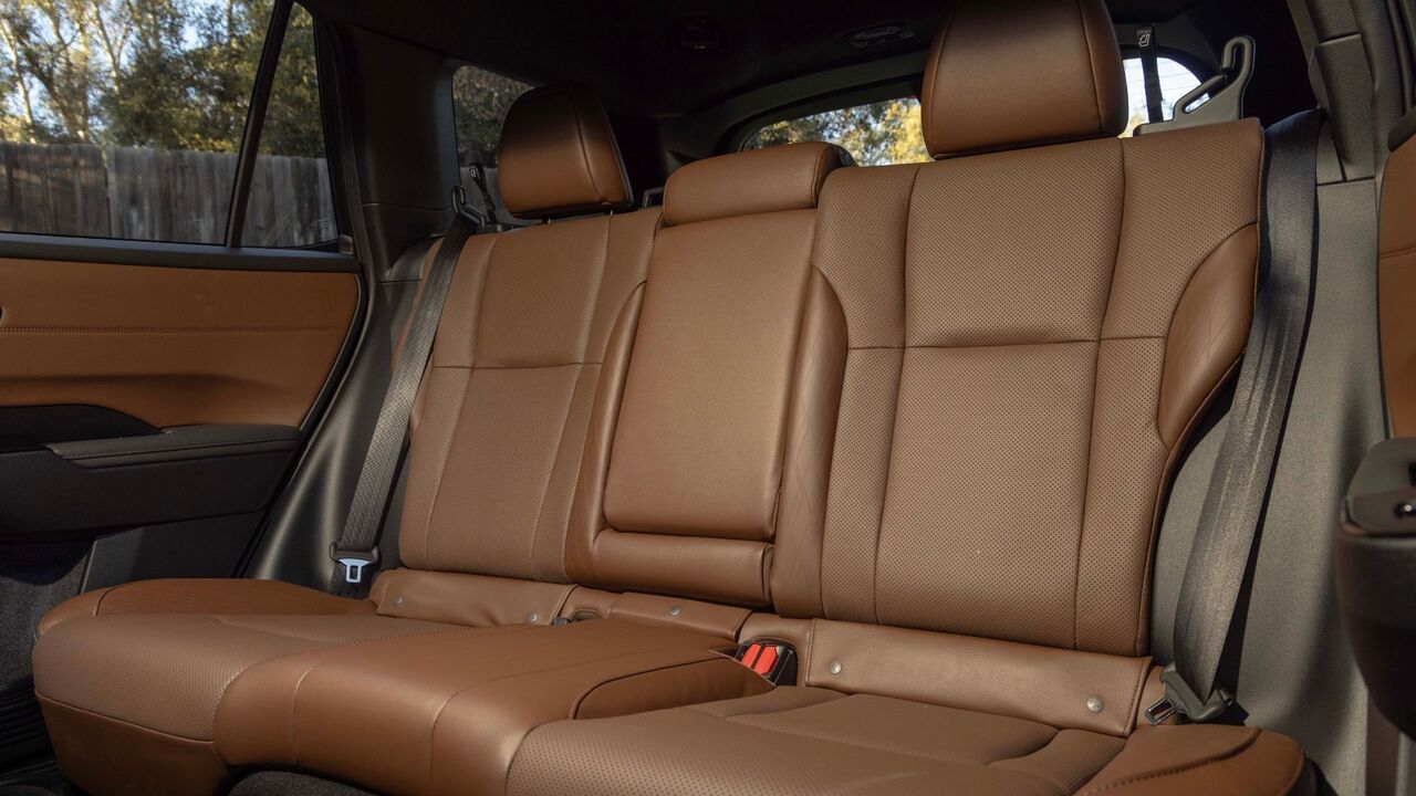 2026 スバル アウトバックのタン ナッパ レザー後部座席のショット。