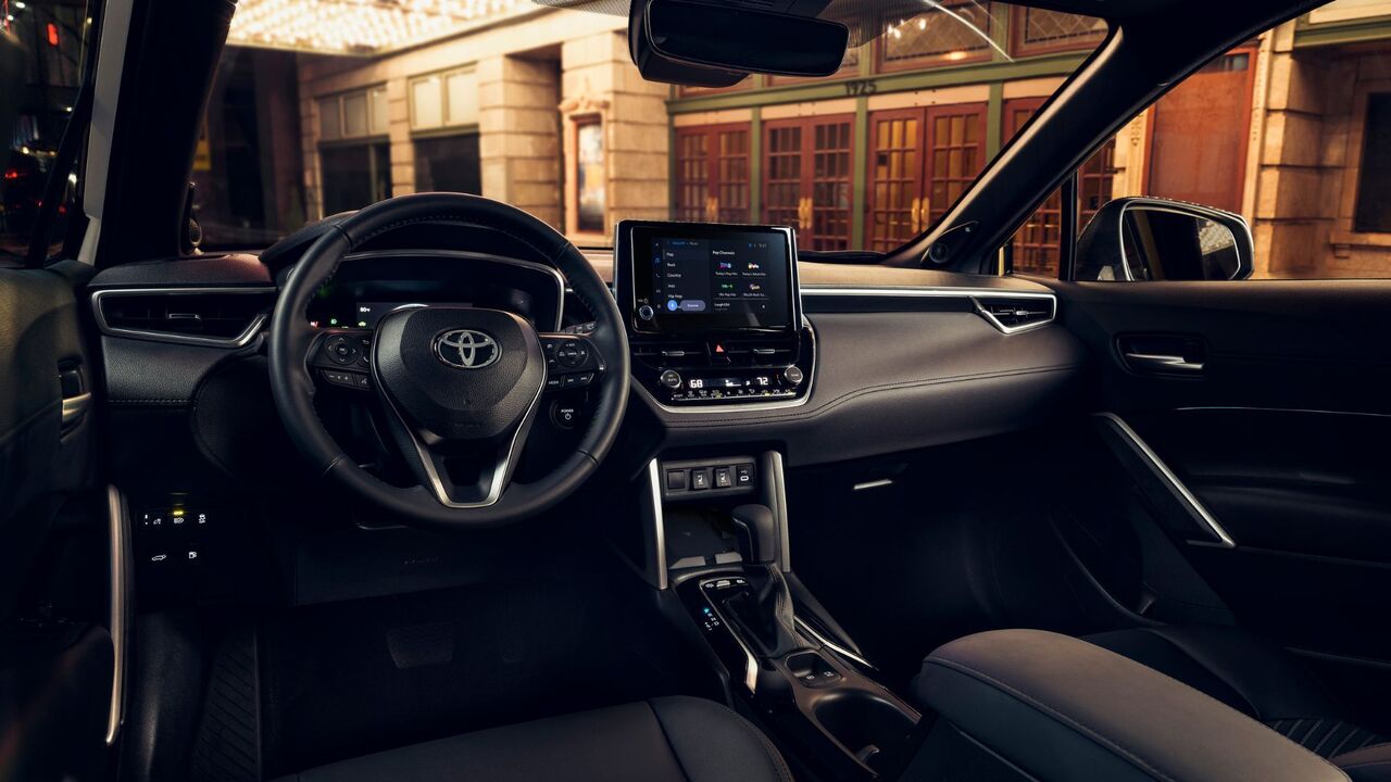 2025 トヨタ カローラ クロス ハイブリッド XSE のキャビン内のインテリアのショット。