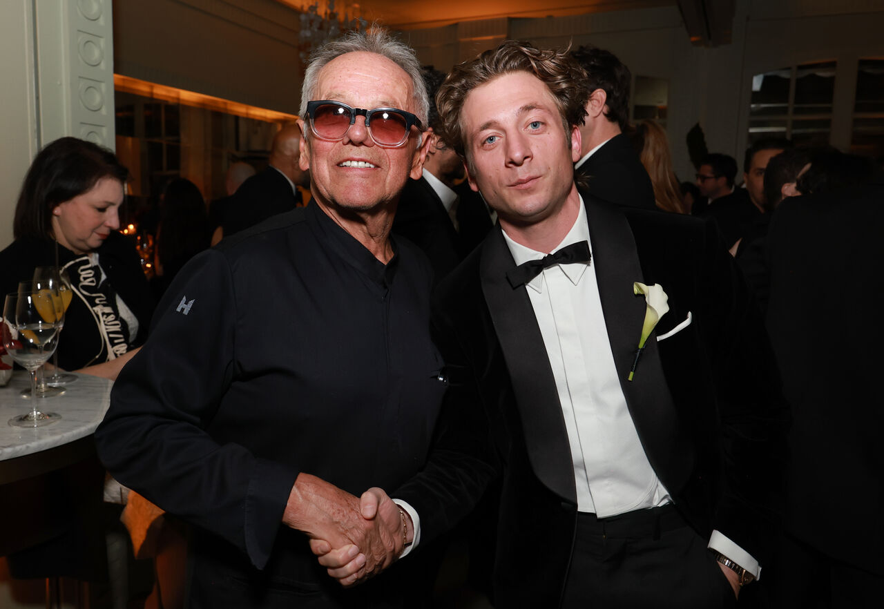 볼프강 퍽(Wolfgang Puck)과 제레미 앨런 화이트(Jeremy Allen White)가 넷플릭스 골든 글로브 애프터파티에 참석했습니다.