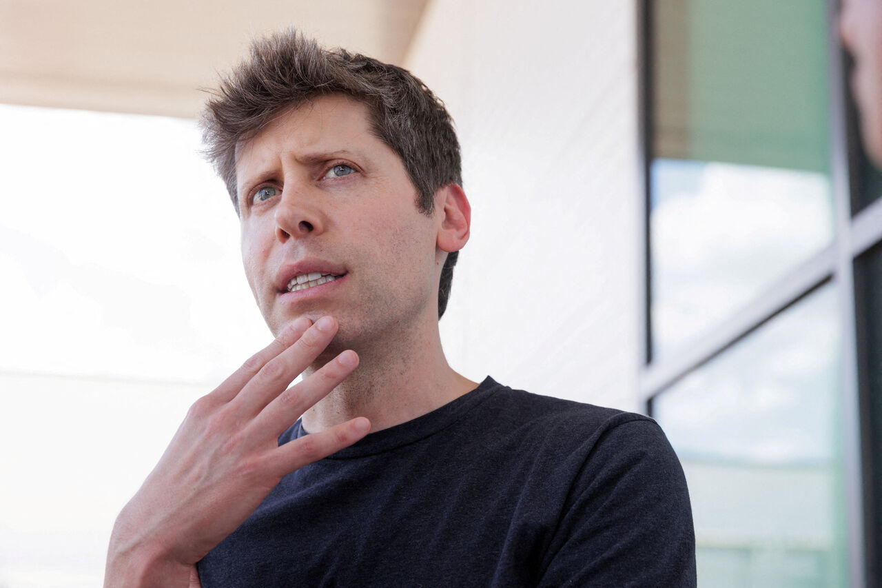 OpenAI CEO 샘 알트먼(Sam Altman)이 언론과 인터뷰하고 있다.