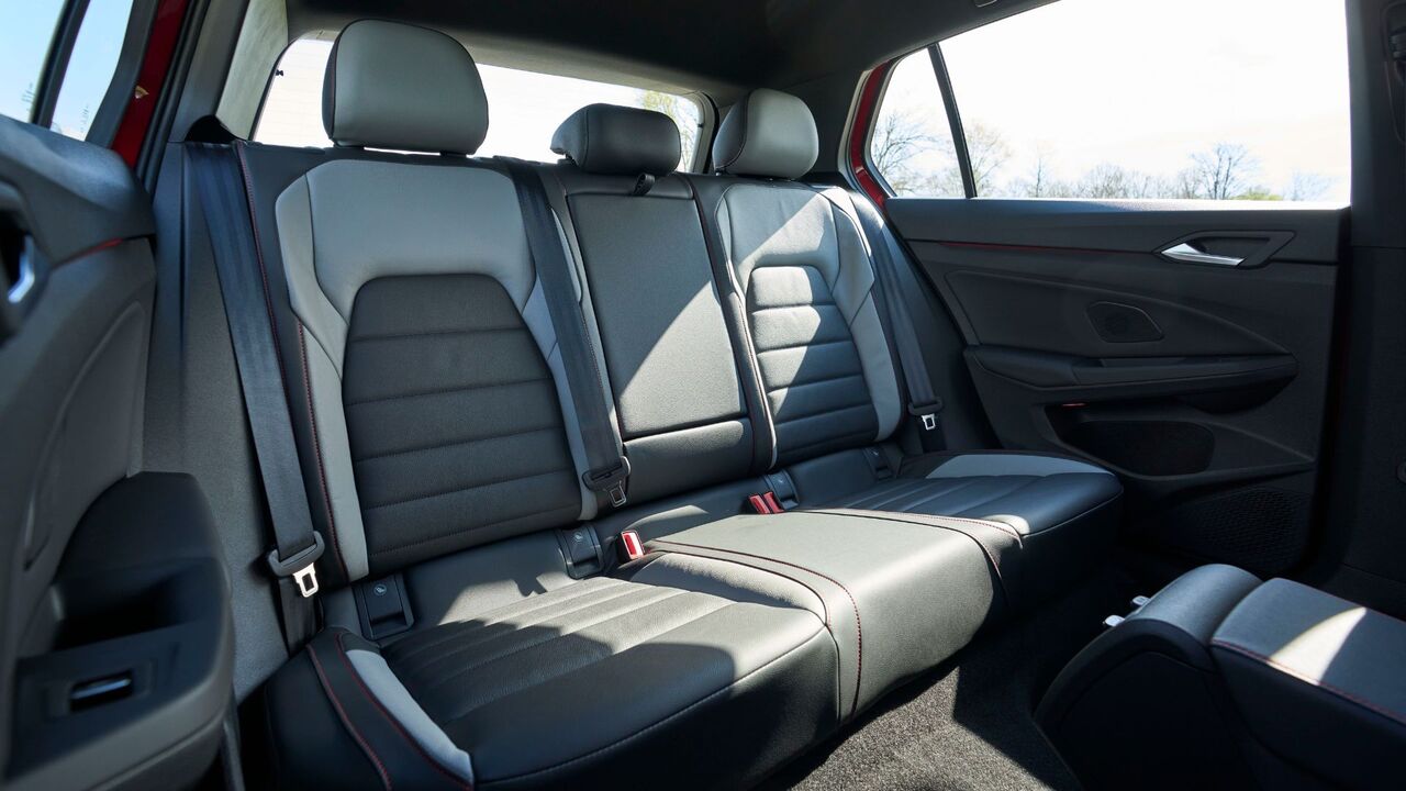 2025 年型フォルクスワーゲン ゴルフ GTI アウトバーンの後部座席のショット。