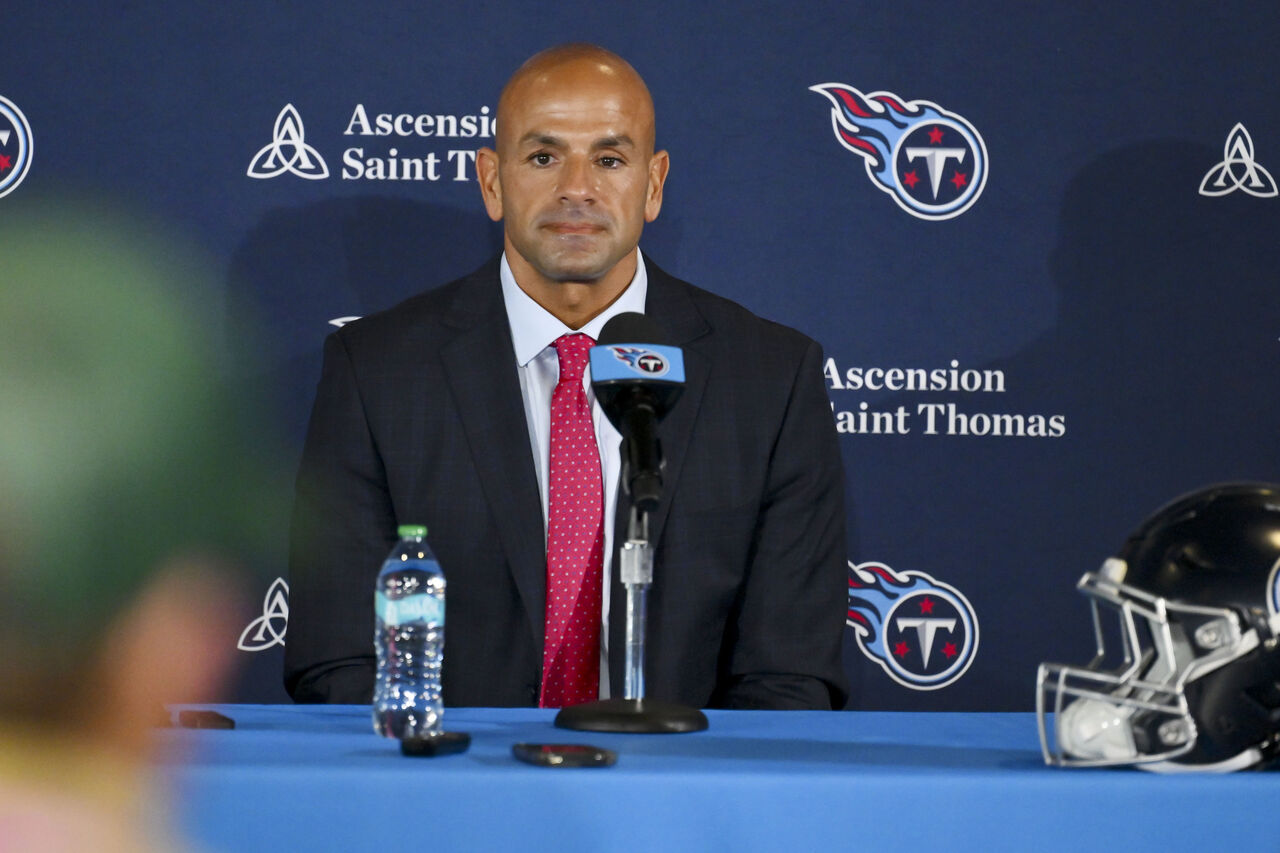 테네시 타이탄스의 로버트 살레 감독이 기자회견에서 질문에 답변하고 있습니다.
