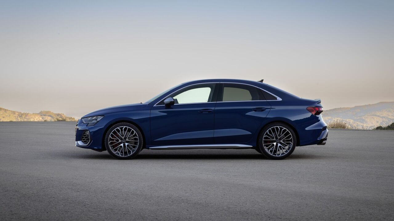 2025年型アウディA3の側面図