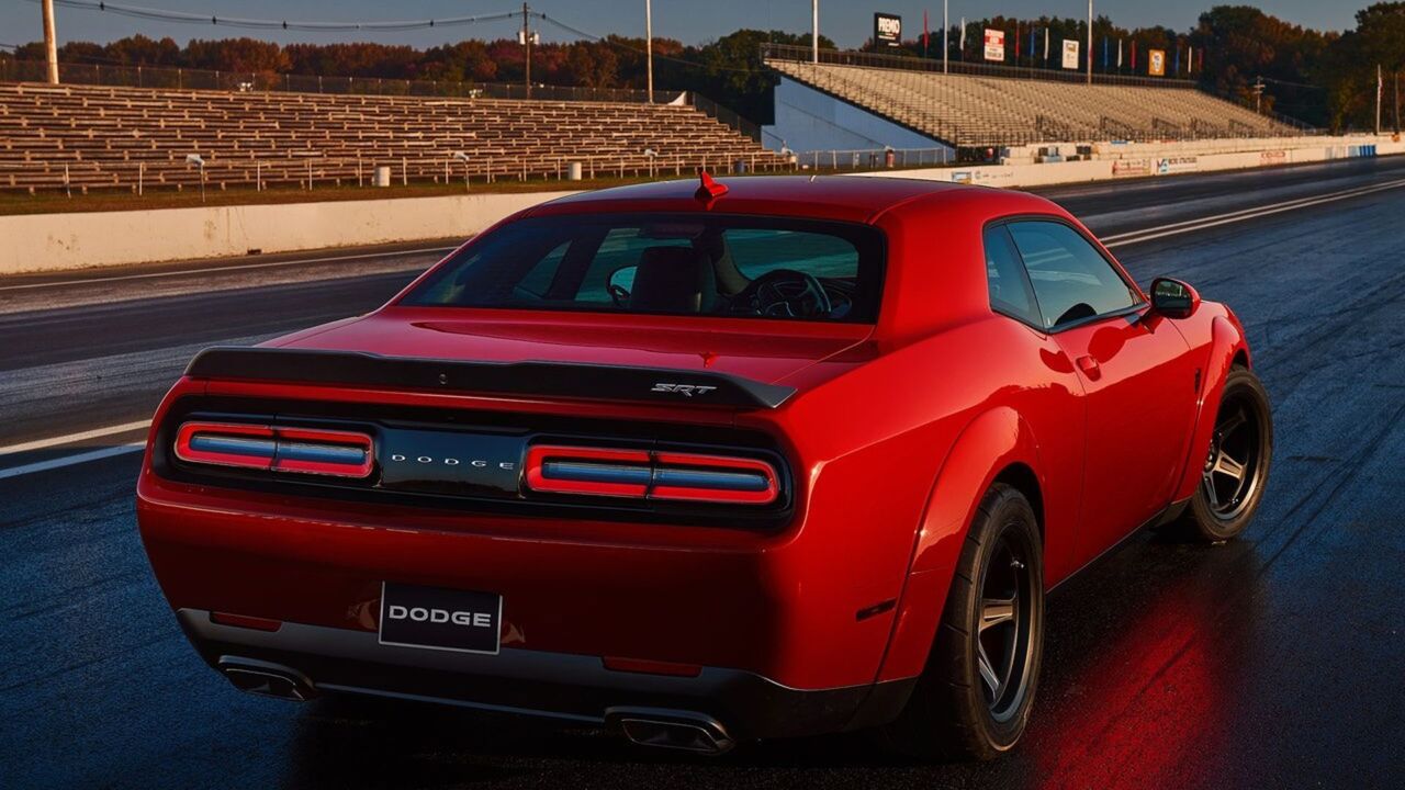 赤い 2018 ダッジ チャレンジャー SRT デーモンの静的なリア 3/4 ショット。
