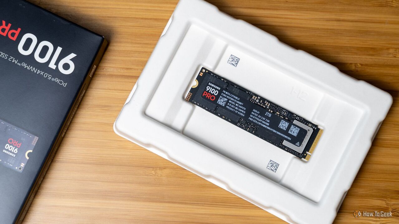 Samsung 9100 PRO NVMe SSD は、箱の小売パッケージの隣に置かれています。