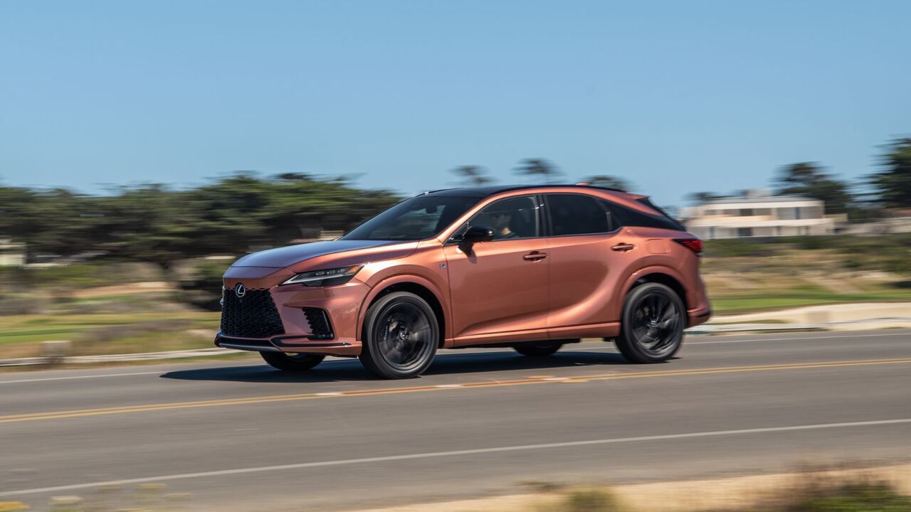 銅製の 2026 年レクサス RX 500h F SPORT のダイナミックなフロント 3/4 ショット。