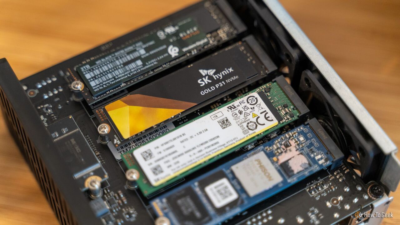 4 つの異なる NVMe SSD がインストールされた TerraMaster の F4 SSD NAS。