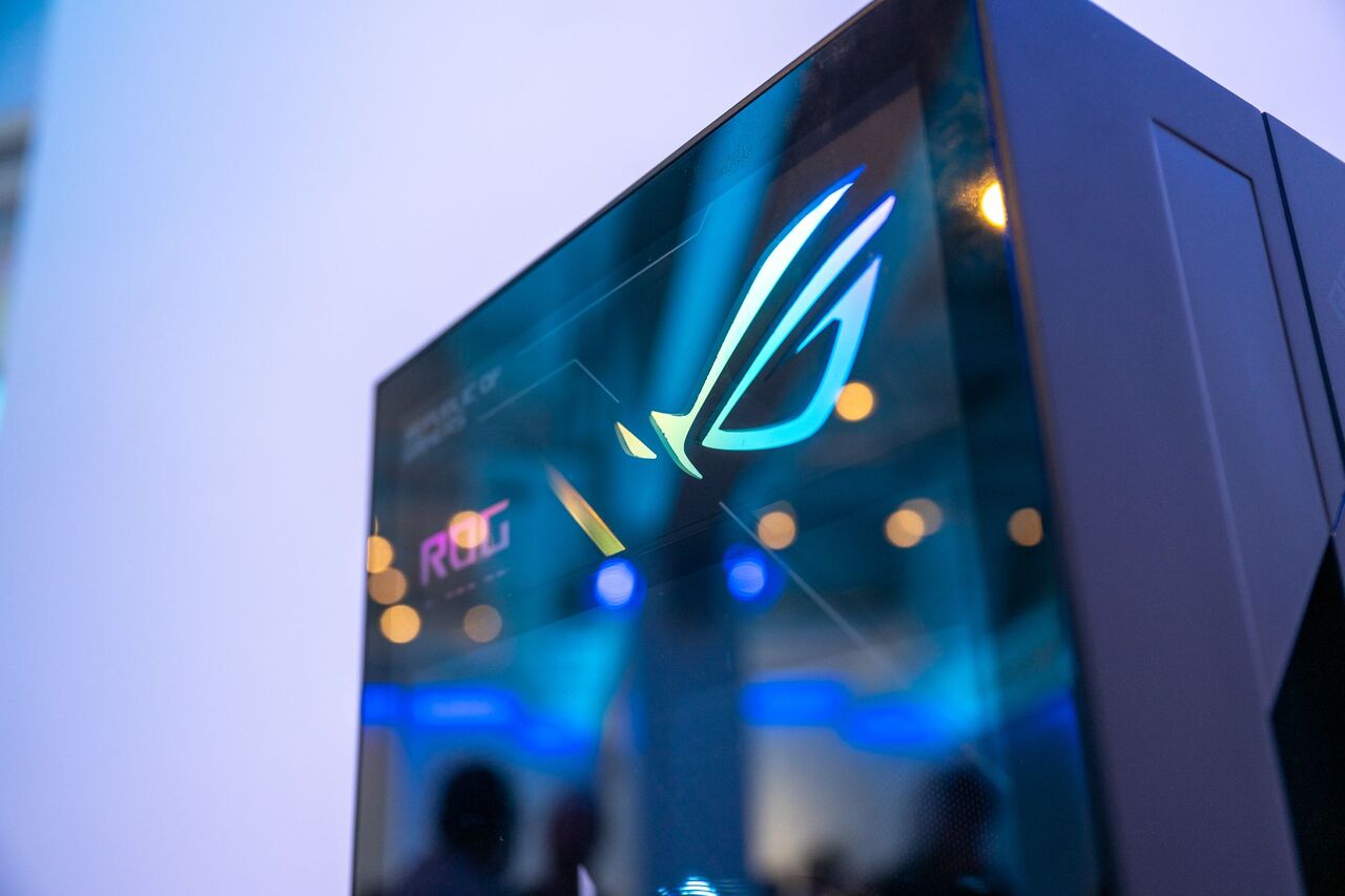 ASUS ROG G1000 ゲーミング PC ケースの ROG ロゴの拡大図。