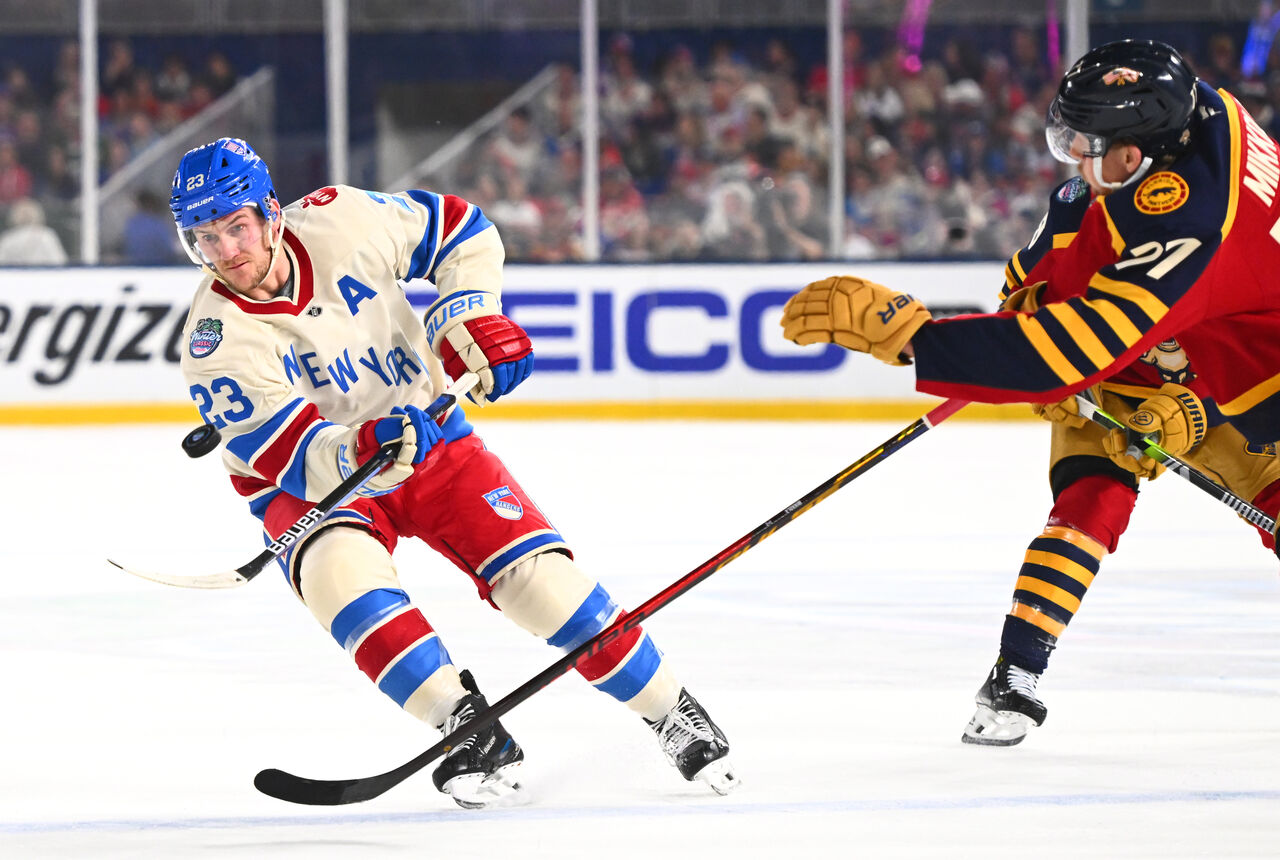 뉴욕 레인저스의 아담 폭스 #23이 2026년 1월 2일 플로리다주 마이애미의 론디포 파크에서 열린 뉴욕 레인저스와 플로리다 팬더스 간의 2026 디스커버 NHL 윈터 클래식 게임의 첫 번째 기간 동안 공격 구역으로 퍽을 쏘고 있습니다. 