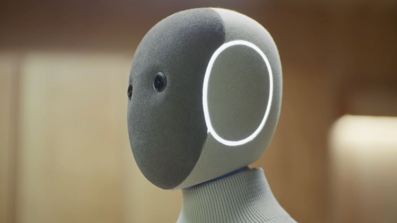 1X NEO 人型ロボットのプロモーション ビデオの静止画。