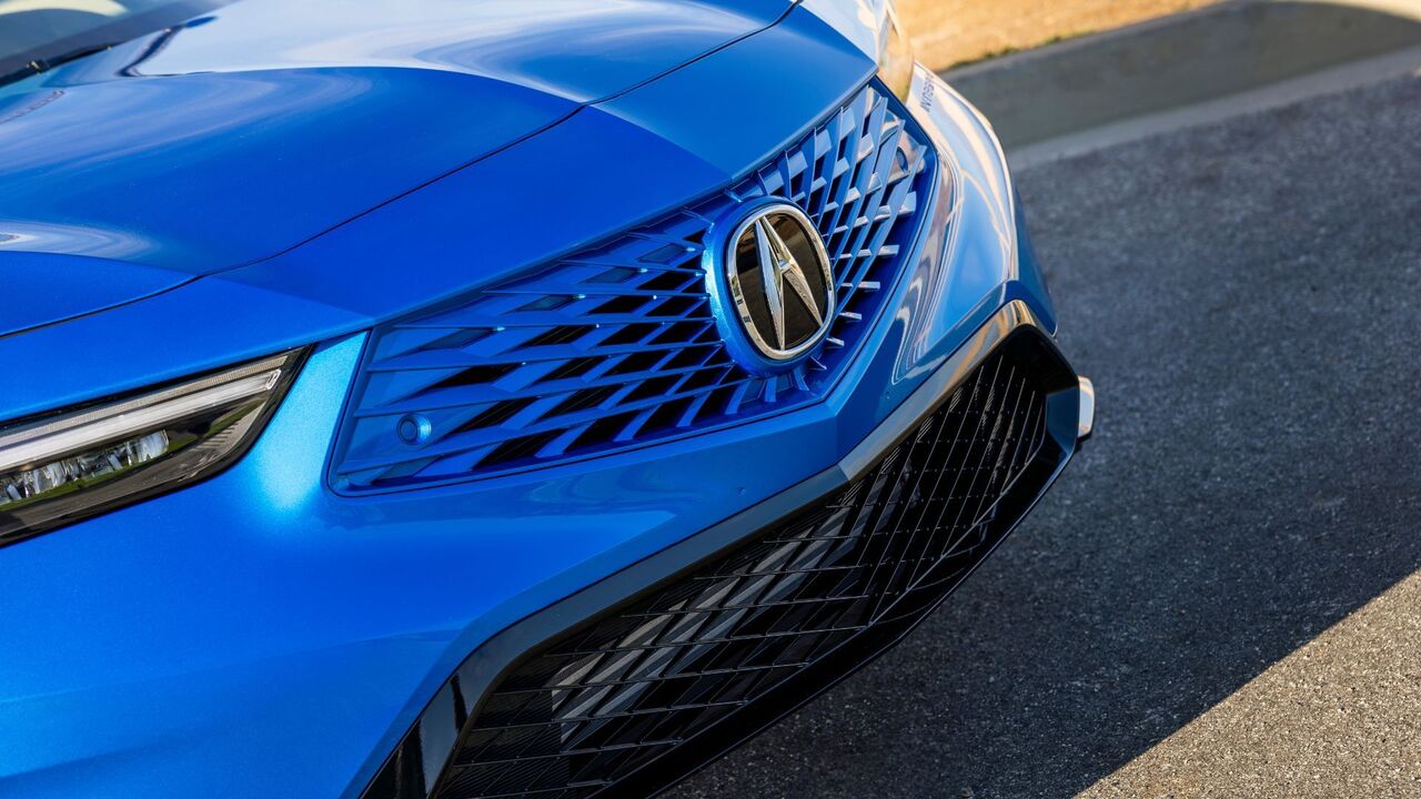 ブルーの 2026 Acura Integra A-Spec Tech のフロント グリルのクローズ アップ ショット。