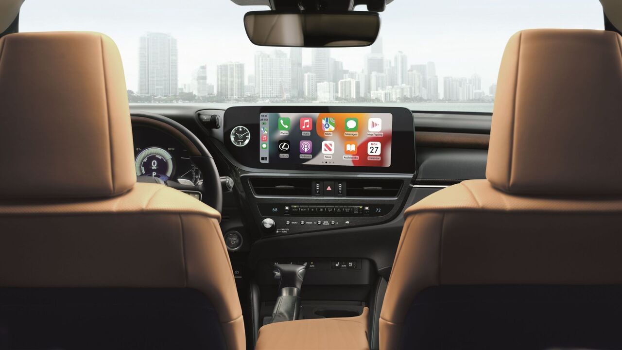 2025 年型レクサス ES 350 の前部座席の背面とインフォテインメント スクリーンのショット。