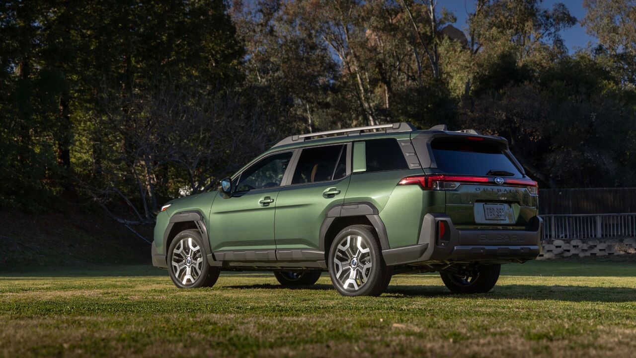 緑色の 2026 スバル アウトバックの静的なリア 3/4 ショット。