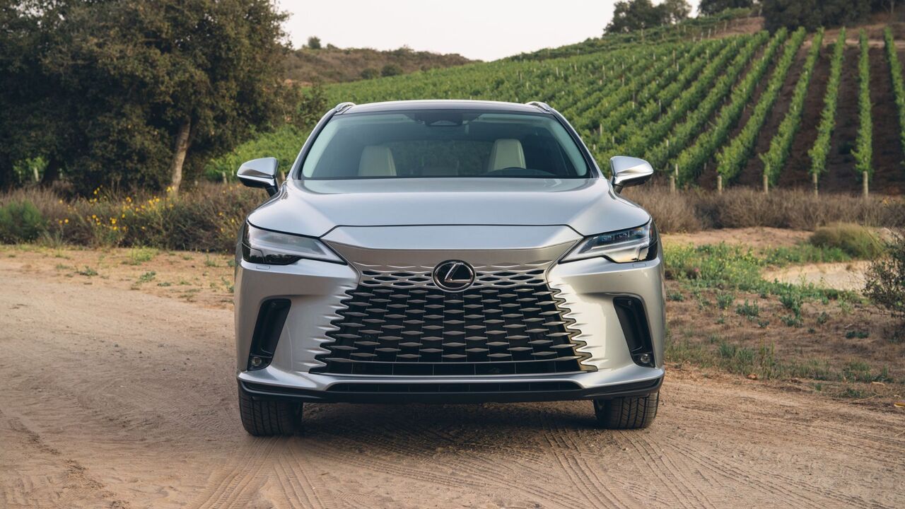 シルバーの2026 Lexus RX 350hの静的なフロントエンドショット。