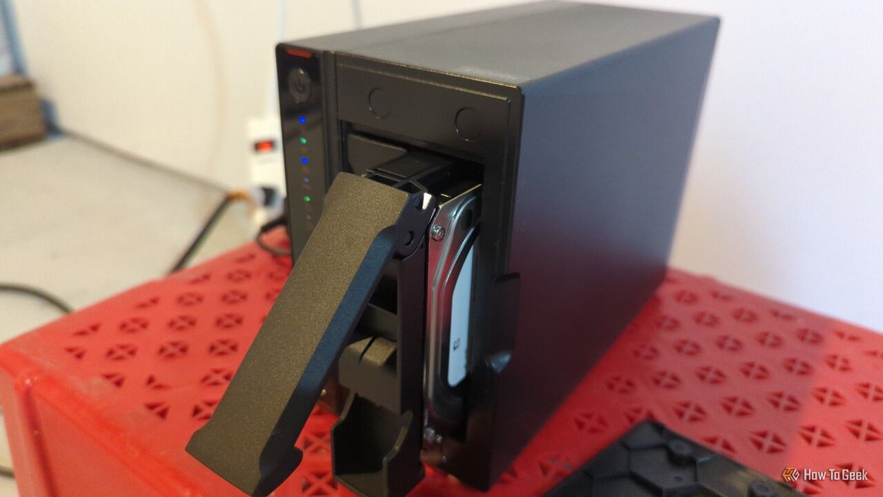 1 台のハード ドライブを備えた Asustor NAS がベイから部分的に引き抜かれています。