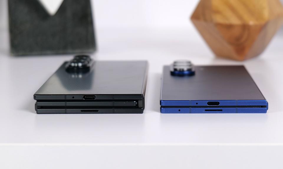 Z TriFold(왼쪽)가 Z Fold 7(오른쪽)보다 훨씬 더 부피가 큰 장치라는 점은 부인할 수 없습니다. 