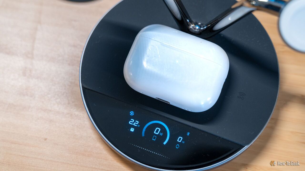 Anker Prime ワイヤレス充電ステーションに置かれた AirPods Pro と、充電速度を示す画面。
