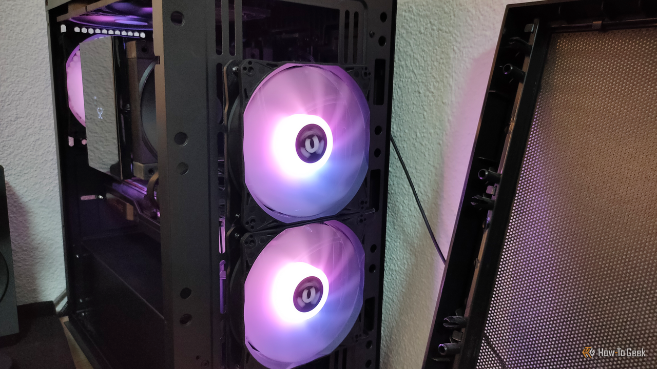 RGB ファンを 2 つ搭載し、フロント パネルを取り外したデスクトップ PC。