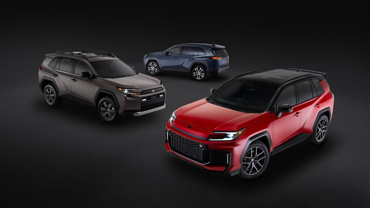 黒とグレーを背景にしたスタジオでの 2026 トヨタ RAV4 ファミリーのショット。