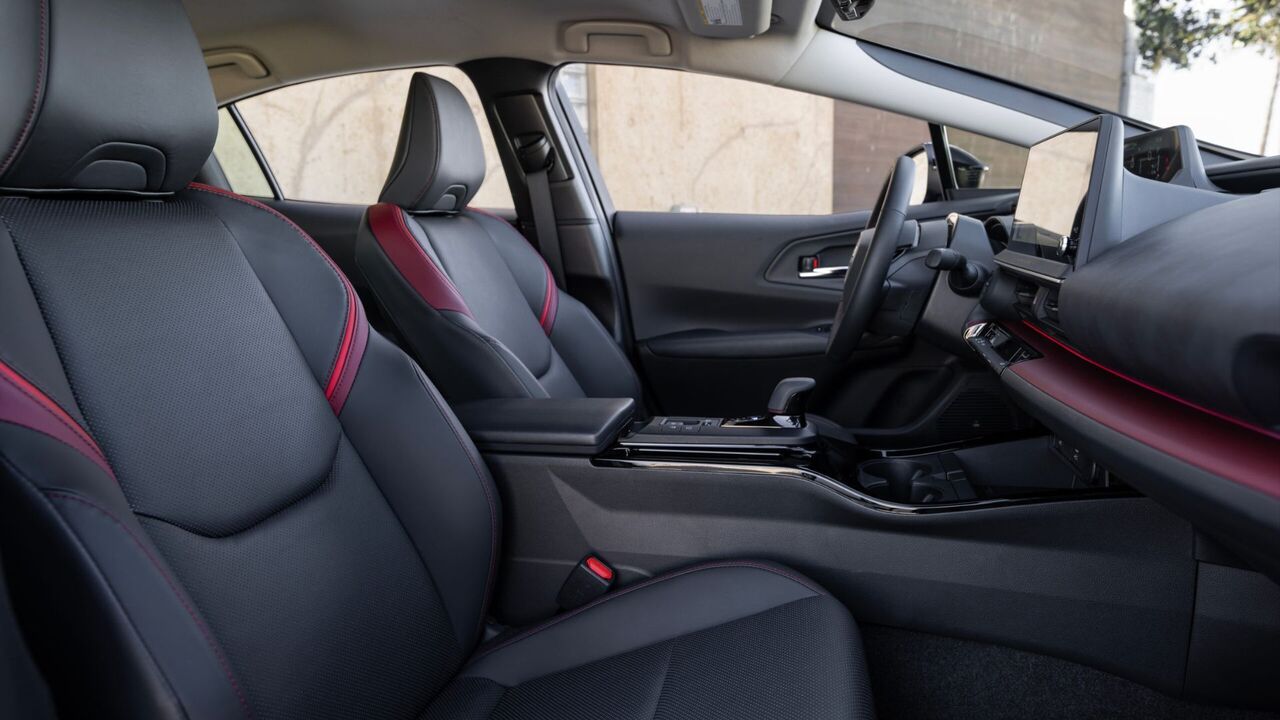 2025年型トヨタ プリウスPHEV XSEプレミアムのフロントシートのクローズアップショット。