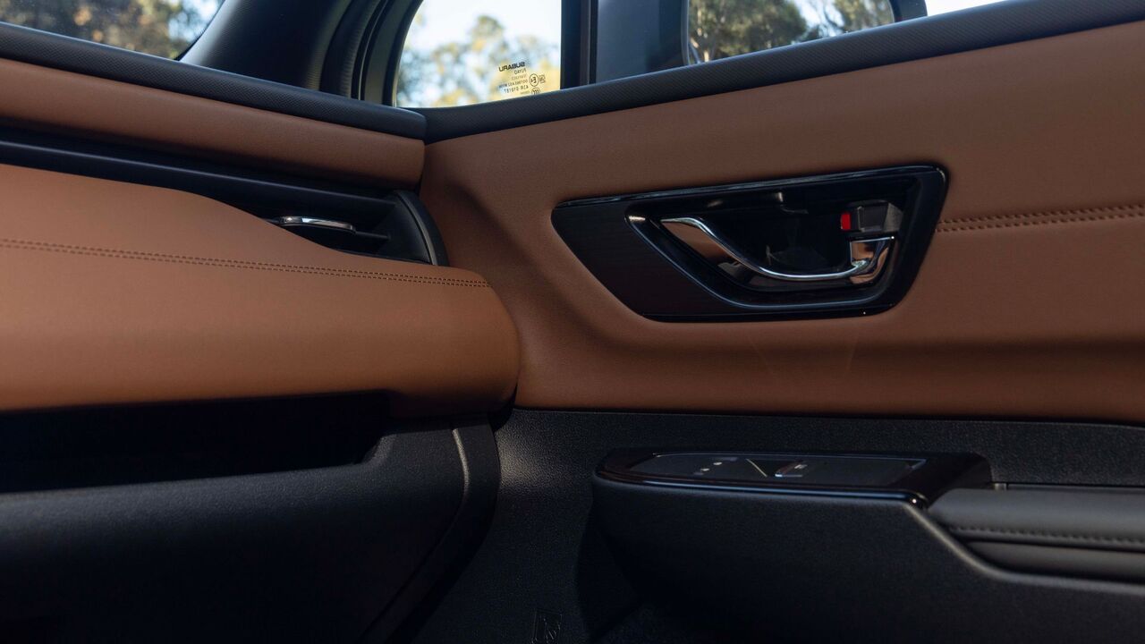 2026 スバル アウトバックのインテリア ドア ハンドルのクローズ アップ ショット。