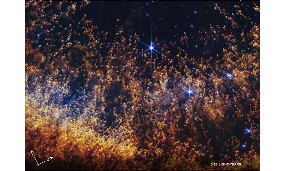 나선 성운의 기둥 모양의 붉은 매듭