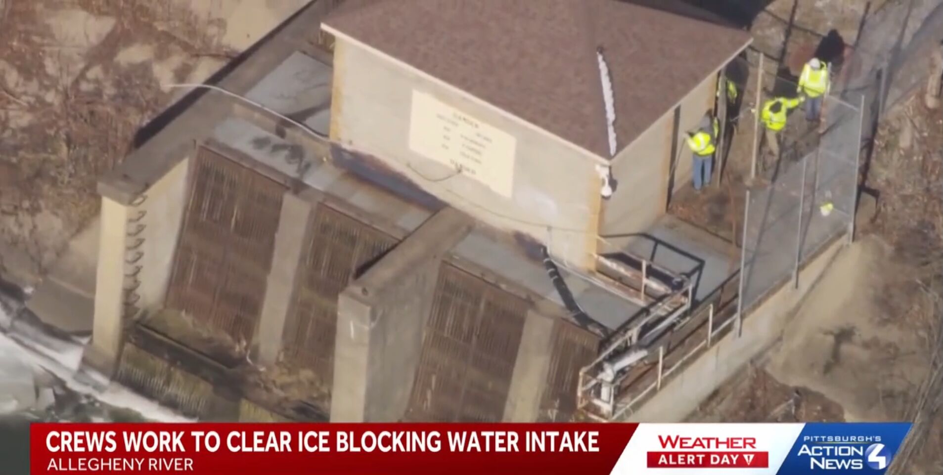 얼어붙은 앨러게니 강의 취수 구조물 근처 작업자들의 공중 전망.