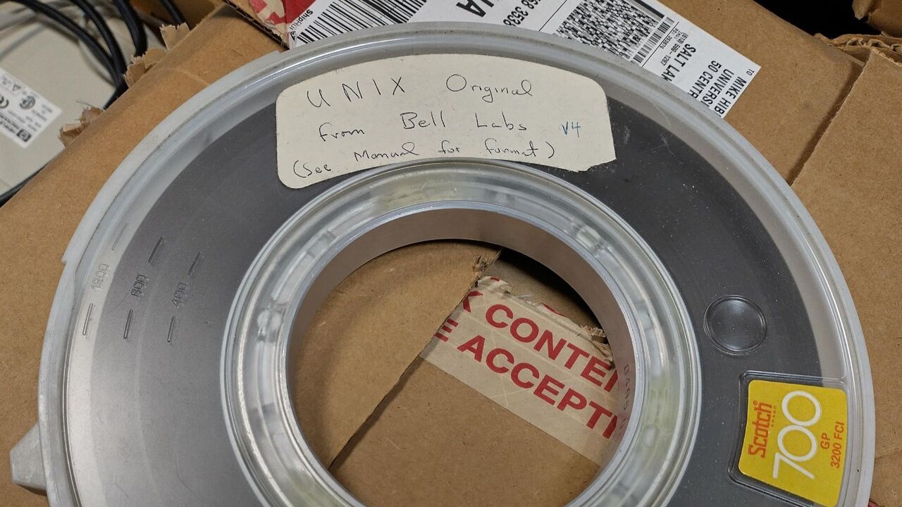 オープンリールテープ上の UNIX V4