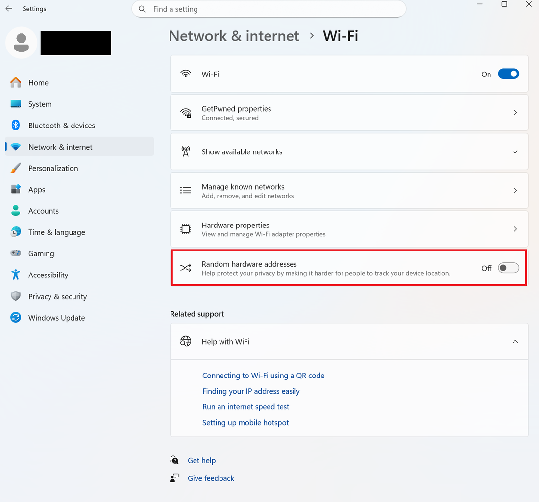 [ネットワークとインターネット]、[Wi-Fi]タブを開いた Windows 11 のスクリーンショット。ランダムなハードウェア アドレスは赤色で強調表示されます。