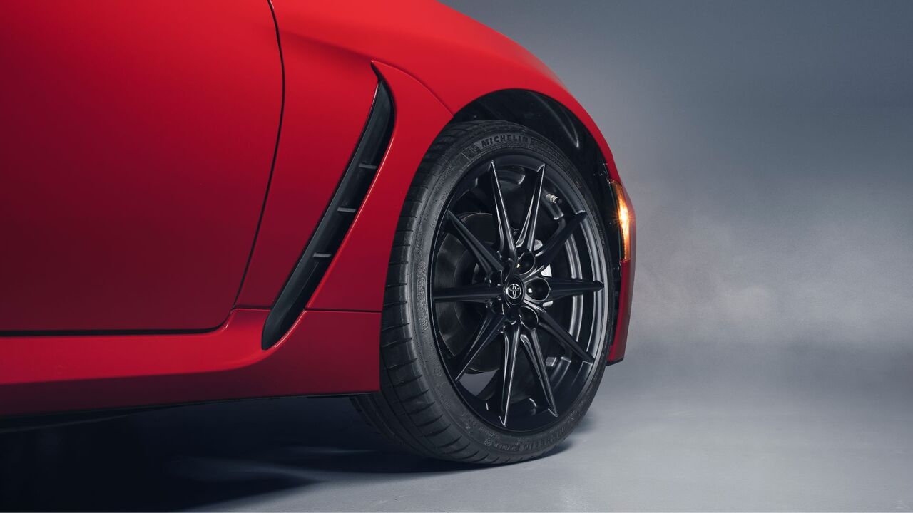 赤い2022年トヨタGR86のアルミホイールのクローズアップ。