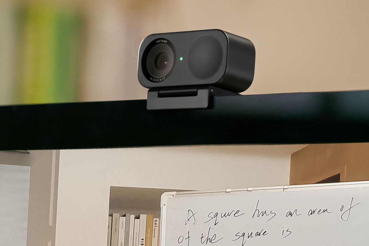 Insta360 の Link 2 Web カメラがコンピューターのモニターに取り付けられています。