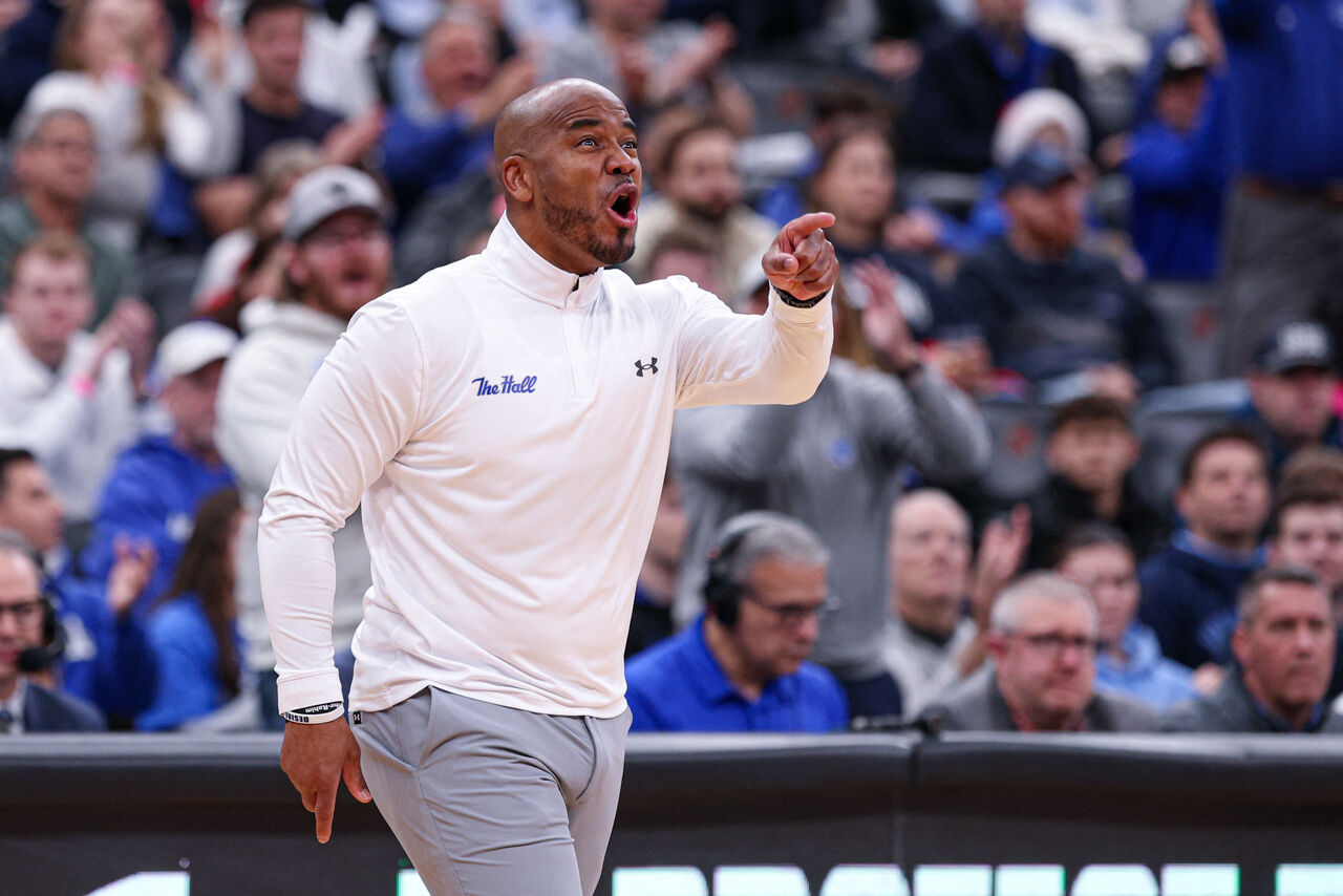 Seton Hall Pirates의 감독 Shaheen Holloway가 경기 도중 소리를 지르며 손가락질하고 있습니다.