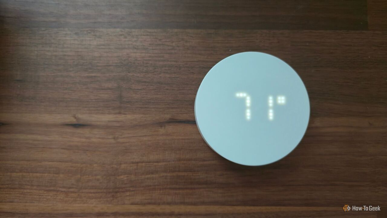 IKEA TIMMERFLOTTE センサーを机の上に置き、温度を表示します。