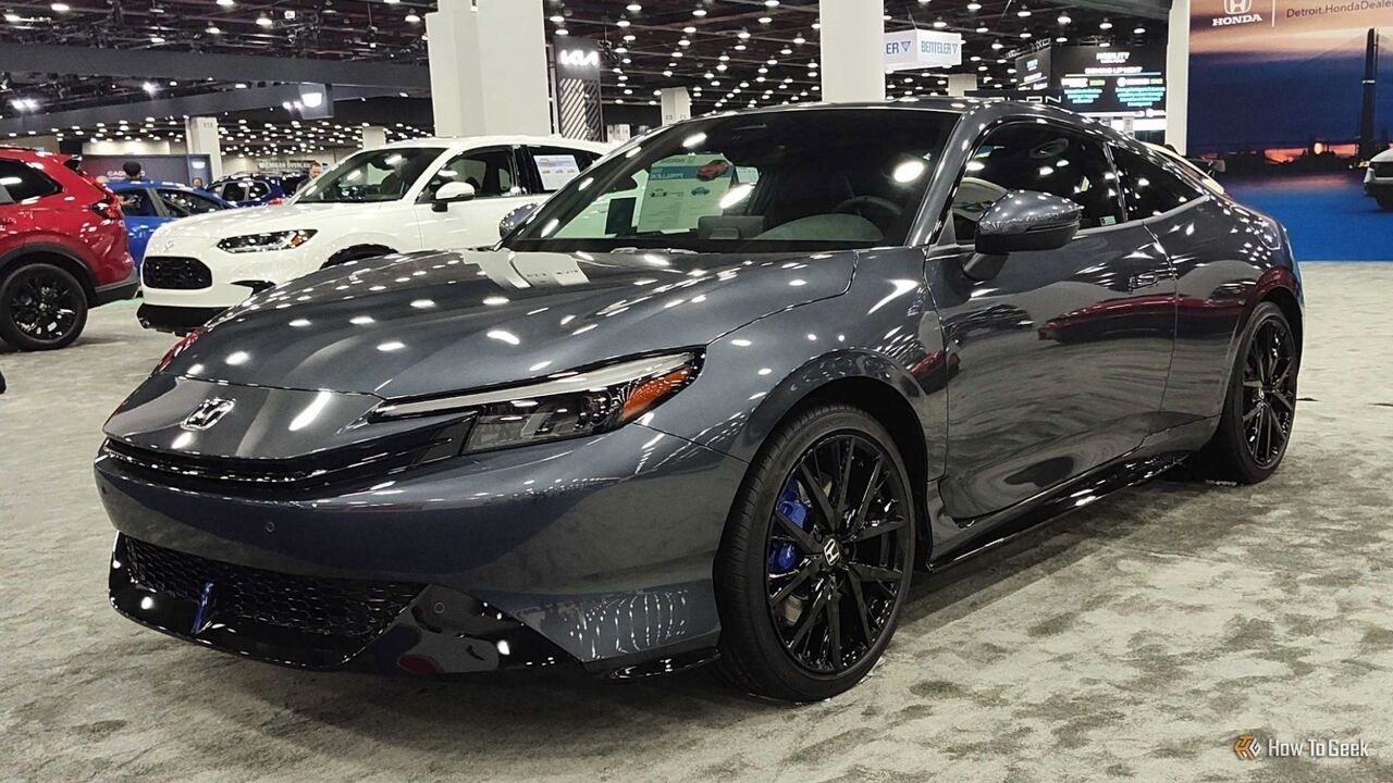 グレーの 2026 ホンダ プレリュード ハイブリッドの静的なフロント 3/4 ショット。