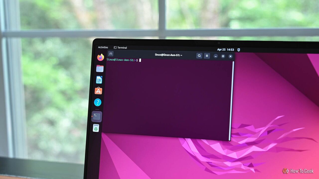 Ubuntu 20.04 を実行しているラップトップ画面で Linux ターミナルが開きます。