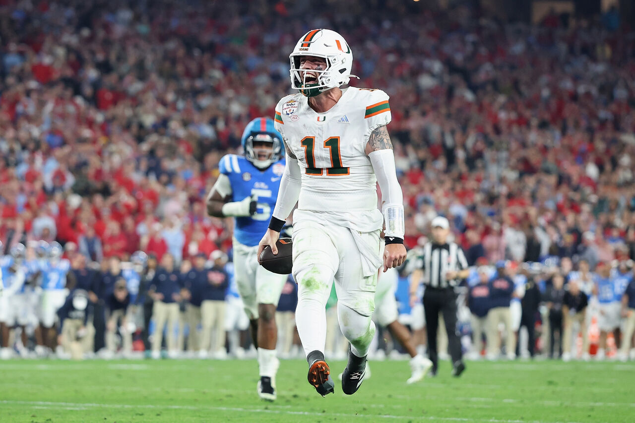 마이애미 허리케인스의 11번 카슨 벡(Carson Beck)이 2025년 대학 풋볼 플레이오프 준결승에서 올레 미스 레벨스(Ole Miss Rebels)를 상대로 터치다운을 기록하고 있습니다.