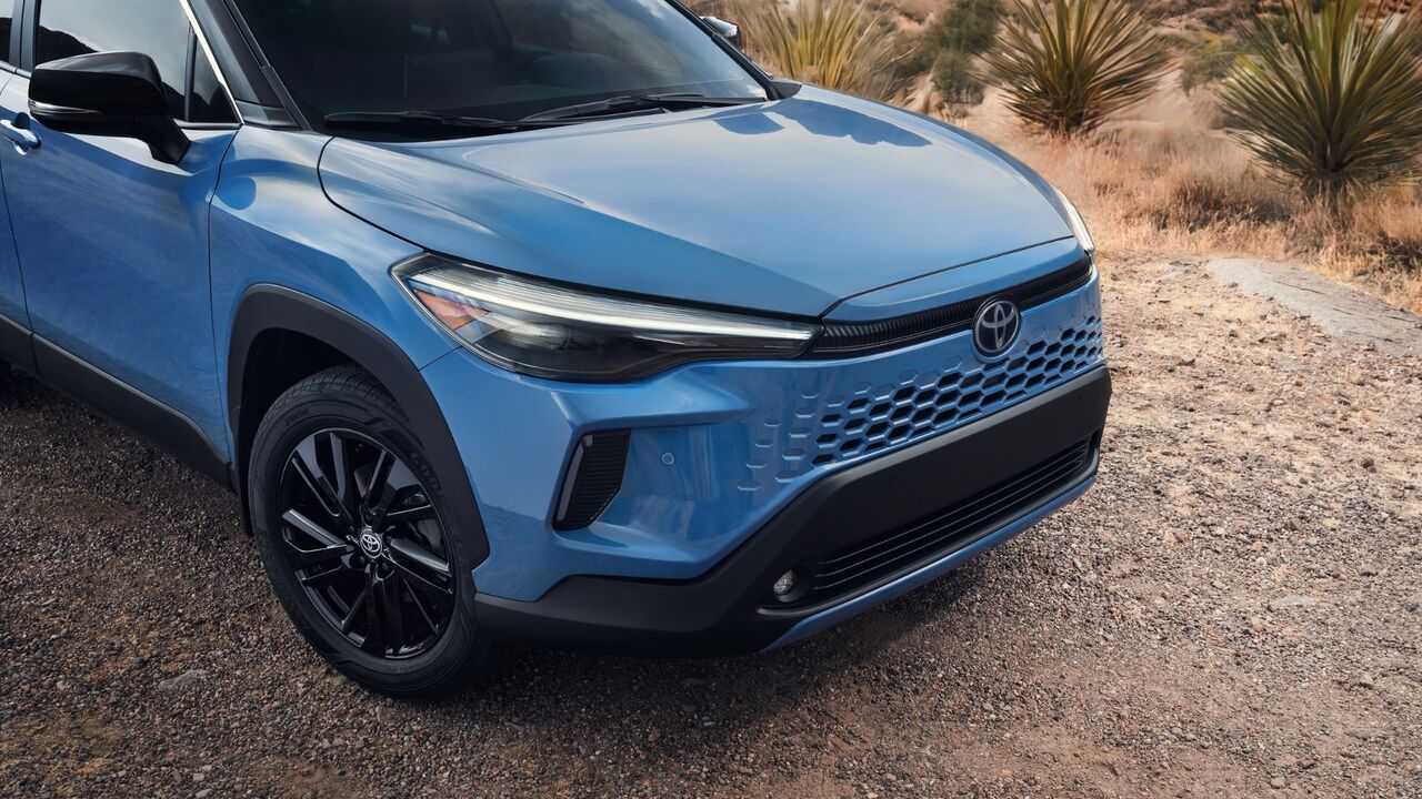 青い 2026 トヨタ カローラ クロスのフロント エンドのクローズ アップ ショット。