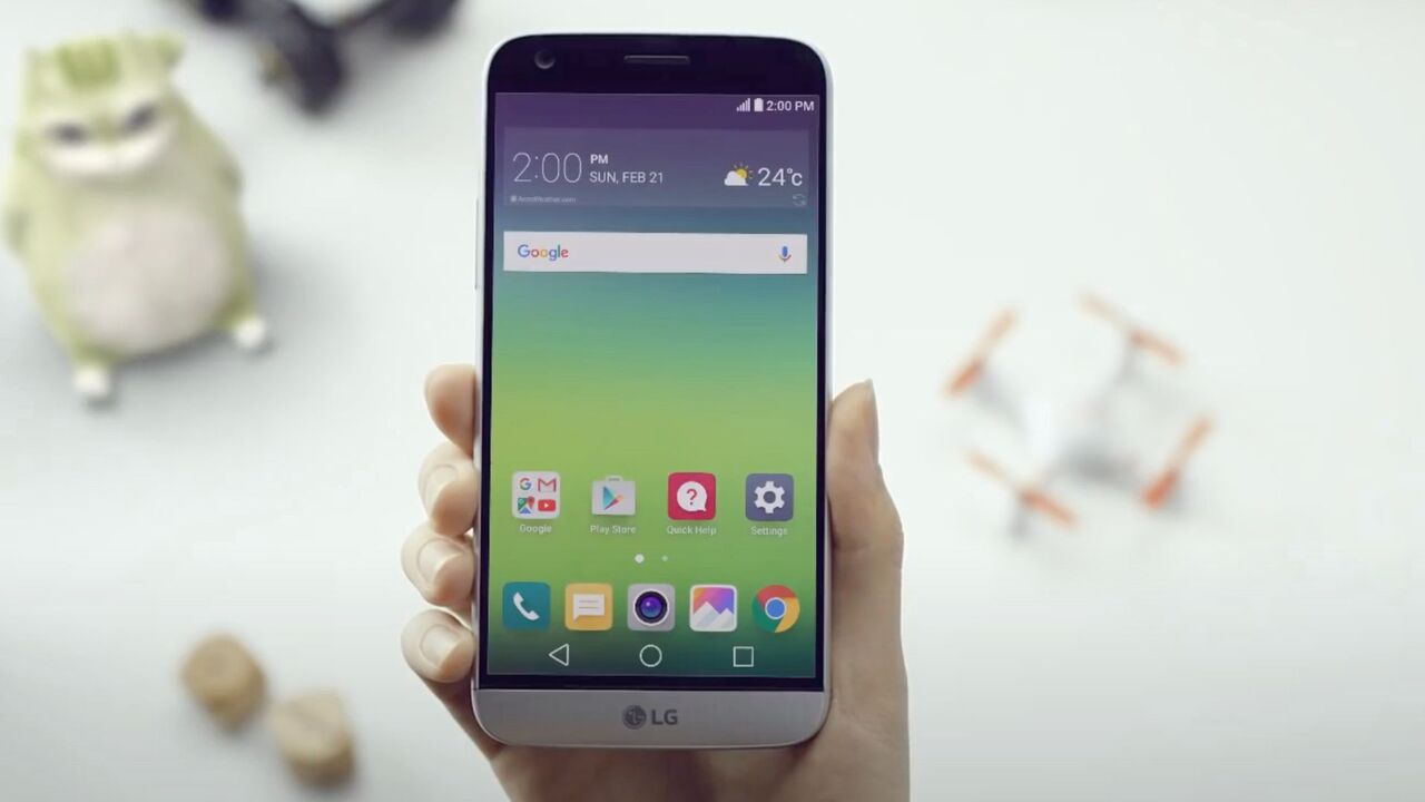 LG G5 携帯電話を持つ手。 