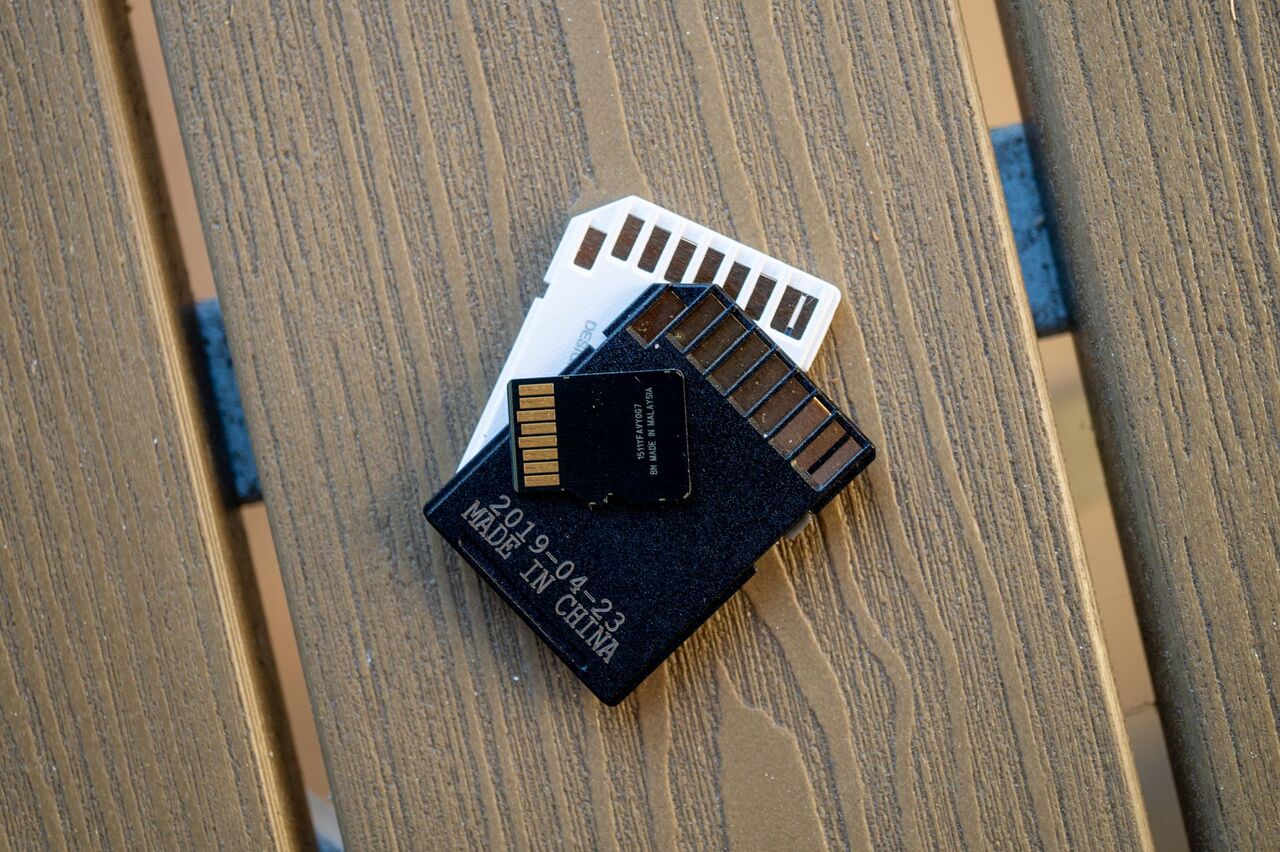 テーブルの上の SD カードと MicroSD カード