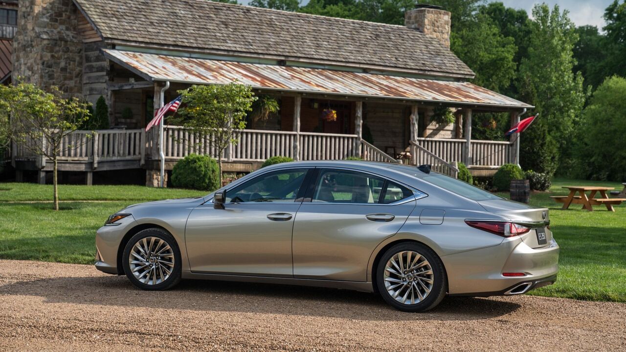 2021 Lexus ES 300h の側面図