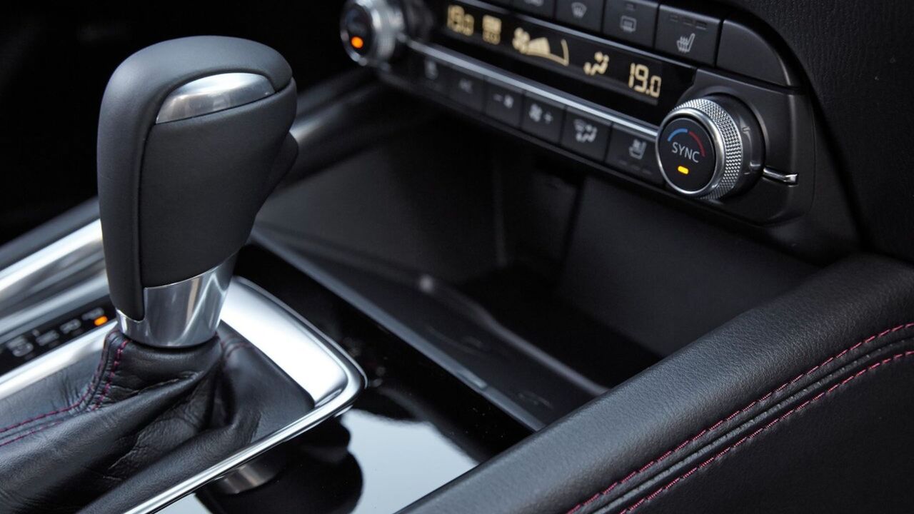 2023 Mazda CX-5のギアセレクターのクローズアップショット。