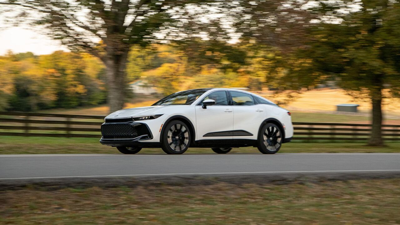 白い 2026 トヨタ クラウン プラチナムのダイナミックなフロント 3/4 ショット。