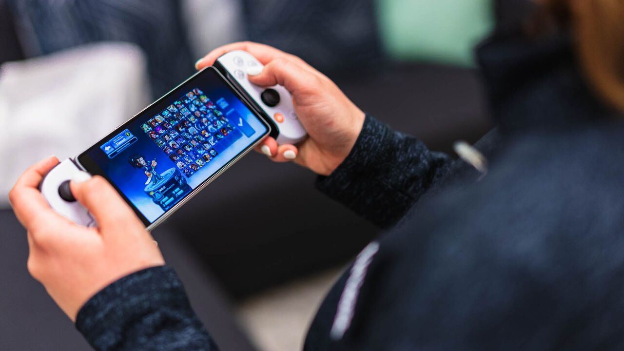 Android 用 Backbone One - PlayStation Edition でプレイしている人。